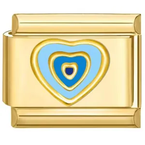 Gedetailleerde macro-opname van een gouden roestvrijstalen hartbedel met blauw oog