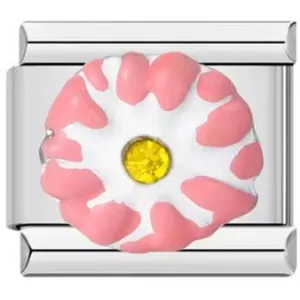 Detailaufnahme eines rosa-weißen Gänseblümchen-Charms mit gelbem Kristall für Modular-Armbänder.