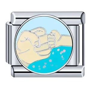 Detailansicht eines Edelstahl-Armbandglieds mit Emaille-Fist-Bump-Design für DIY.