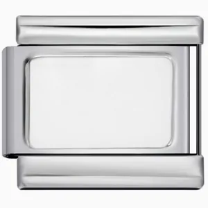 Detailopname van een blanco modulaire roestvrijstalen bedelschakel met gepolijste afwerking