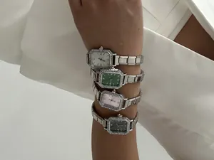 Vue détaillée de quatre montres à quartz carrées élégantes avec lunette en strass au poignet.