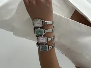 Montres élégantes à cadran carré pour femmes avec strass et bracelet DIY portées au poignet.