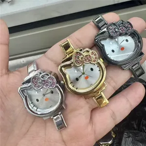 Gedetailleerde weergave van Hello Kitty-horloges met kristallen strik en stalen band