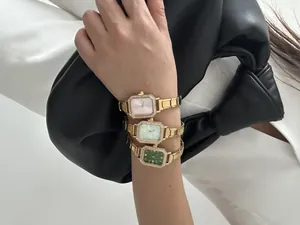 Vue macro de trois montres à quartz carrées élégantes avec lunettes serties de diamants