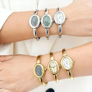 Elegante dameshorloges met ovale armband in goud en zilver, Romeinse cijfers.