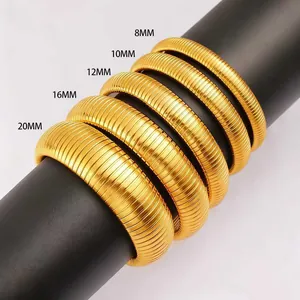 Detailansicht goldener elastischer Edelstahlarmbänder in Breiten von 8 mm bis 20 mm