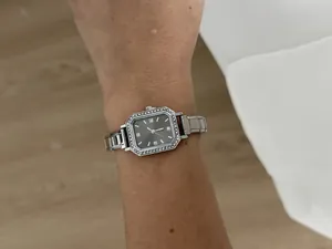 Montre à quartz carrée élégante pour femme avec strass et bracelet en métal argenté