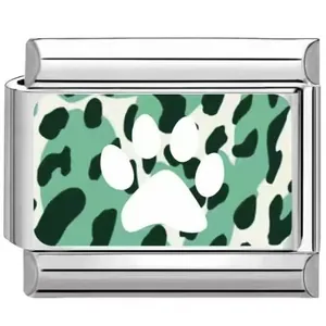 Gros plan d'un charm italien en acier inoxydable à motif léopard vert et empreinte