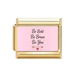 Détail du breloque modulaire italienne dorée avec slogan Be Bold Be Brave Be You