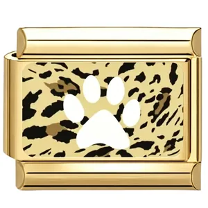 Nahaufnahme des goldenen italienischen Charms mit Leopardenmuster und Pfotenabdruck