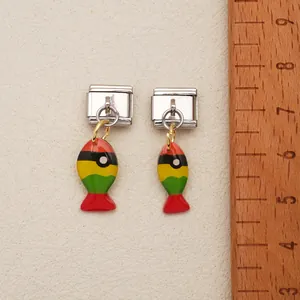 Détail d'un pendentif poisson coloré pour bracelet modulaire italien en acier.