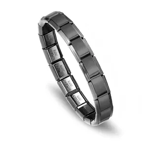 Detailansicht eines schwarzen Edelstahl-Charms-Armbands mit den modularen Gliedern