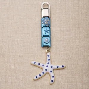 Detailweergave van een blauwe Italiaanse bedelhanger met een witte blauwgestippelde zeester