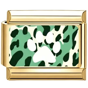 Nahaufnahme eines goldenen Italian Charm mit grünem Leopardenmuster und weißer Pfote
