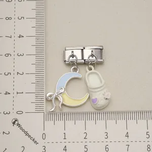 Primer plano detallado del eslabón de pulsera italiana con dijes de luna y zueco