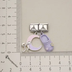 Eslabón de pulsera italiana con dijes de luna y zueco, mostrado con una regla métrica