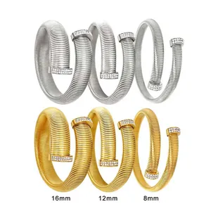 Nahaufnahme flexibler Nagelarmanhänger aus Edelstahl in Gold- und Silberoptik 16mm 12mm 8mm
