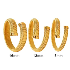 Drei Größen goldener gewundener Edelstahl-Elastikringe, Breiten 16mm, 12mm und 8mm.
