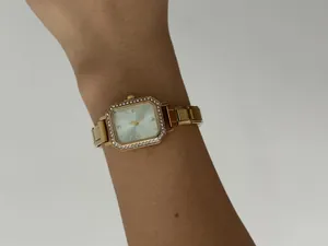Montre à quartz carrée élégante pour femme avec lunette dorée et bracelet modulaire