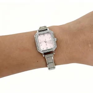 Montre à quartz carrée élégante pour femme avec cadran rose et lunette en strass.