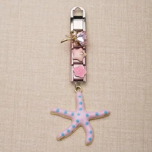 Detail van Italiaanse modulaire bedel met roze gestippelde zeester en kristallen
