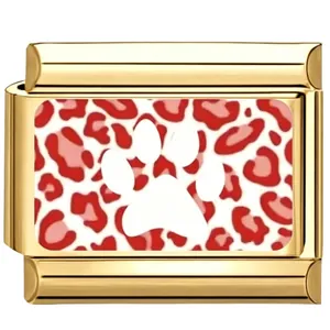 Nahaufnahme eines goldenen italienischen Charms mit rotem Leopardenmuster