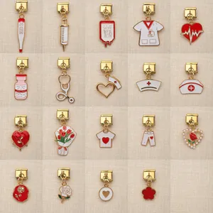 Detailansicht verschiedener goldener italienischer Charms mit medizinischen Motiven