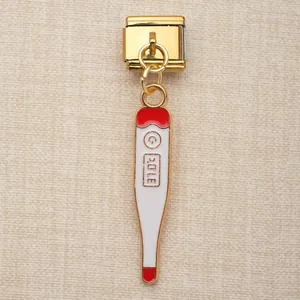 Detaillierte Makroansicht eines goldenen Thermometer-Charms für italienische modulare Armbänder.