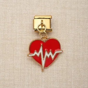 Detailaufnahme eines goldenen medizinischen EKG-Herz-Charms für italienische Armbänder