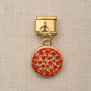 Détail d'un charm modulaire doré avec un pendentif rond décoré d'un motif de pizza
