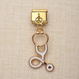 Detaillierte Ansicht goldener Stethoskop-Charm mit weißem Emaille für DIY-Schmuckstücke