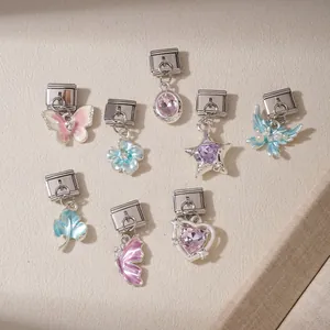 Detailansicht italienischer Modular-Charms mit Schmetterlings- und Sterndesigns.