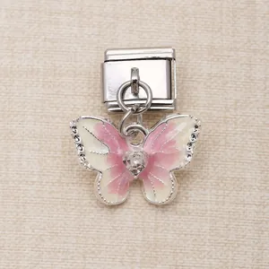 Nahaufnahme eines italienischen Modul-Charms Schmetterling mit rosa Emaille und Herz