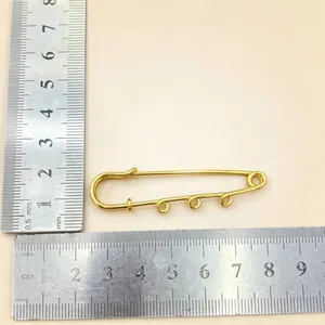 Detaillierte Größenmessung einer goldenen Sicherheitsnadel-Broschenbasis für DIY-Schmuck