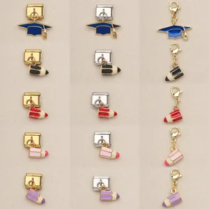 Detailansicht von Doktorhut und bunten Bleistift-Charms für italienische Armbänder.