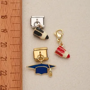 Makrodetail von Edelstahl-Abschlusskappen- und Bleistiftanhängern für italienische Armbänder.