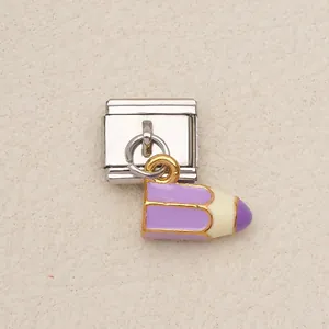Detailansicht eines lila Bleistift-Emaille-Charms auf italienischem Edelstahl-Link