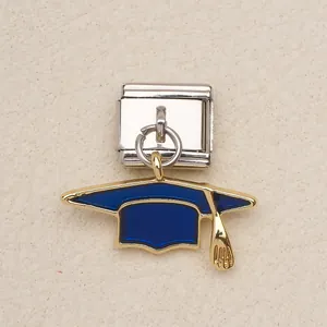 Blauer Doktorhut-Anhänger mit Goldrand an einem silbernen italienischen modularen Edelstahl-Glied