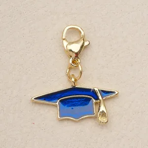 Goldfarbener Doktorhut-Anhänger mit blauer Emaille und praktischem Karabiner