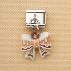 Vue détaillée d'un charme modulaire italien en acier inoxydable avec pendentif nœud à pois.