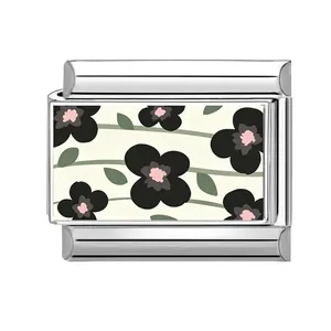 Vista detallada de un charm italiano de acero inoxidable con estampado floral