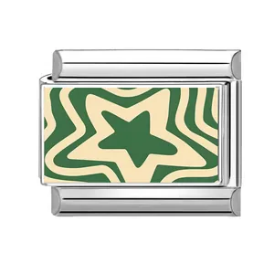 Detalle de charm italiano con patrón de estrella ondulada verde y crema en plata.