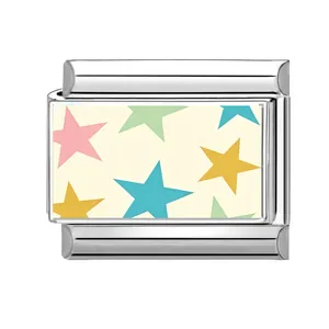 Vista macro detallada de un abalorio modular italiano de acero con un patrón de estrellas