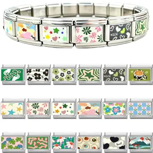 Pulsera modular italiana de acero inoxidable con coloridos diseños de esmalte de flores y estrellas.