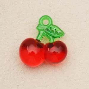 Makroaufnahme von einem lichtdurchlässigen Kirsch-Acryl-Charm für DIY Schmuckherstellung