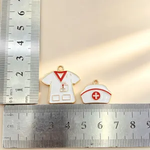 Detailansicht der Krankenschwester-Uniform und Hut Emaille-Anhänger mit Lineal Messung