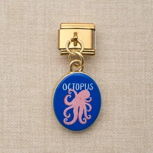 Breloque modulaire italienne dorée avec pendentif poulpe rose sur fond émail bleu
