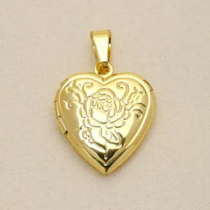 Detailansicht eines vintage gravierten goldenen Herz-Medaillons mit Rosenmuster