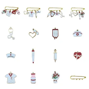 Medizinisches Emaille-Charm-Set mit Krankenschwester-Hut und Spritze für DIY-Schmuck.