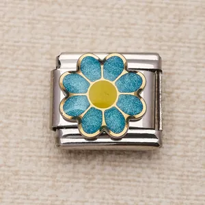 Vue détaillée d'un charm italien en acier inoxydable avec un motif de tournesol bleu.